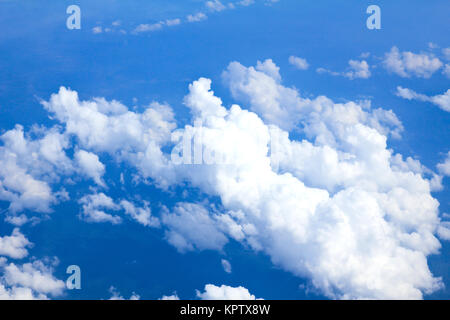 Cielo blu e nuvole guardando dall'aeroplano Foto Stock