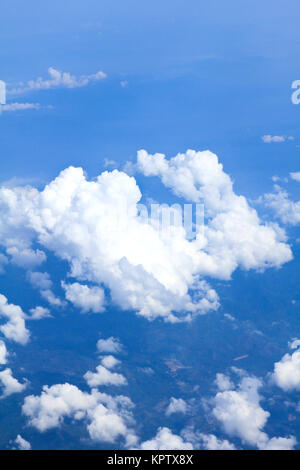 Cielo blu e nuvole guardando dall'aeroplano Foto Stock