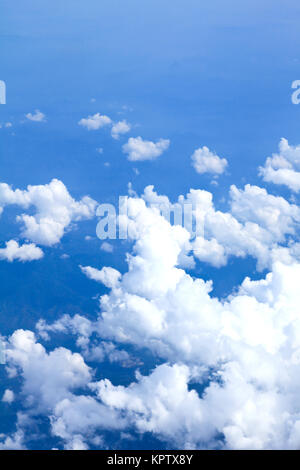 Cielo blu e nuvole guardando dall'aeroplano Foto Stock