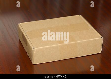 Scatola di cartone sulla scrivania Foto Stock