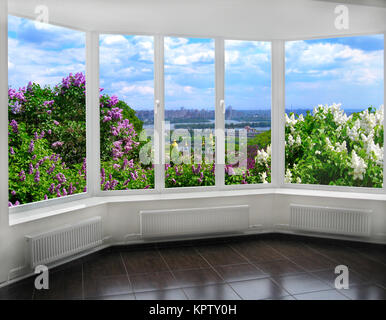 Finestra con vista di Kyiv in primavera Foto Stock