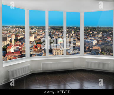 Finestre moderne con vista di Lviv dal di sopra Foto Stock