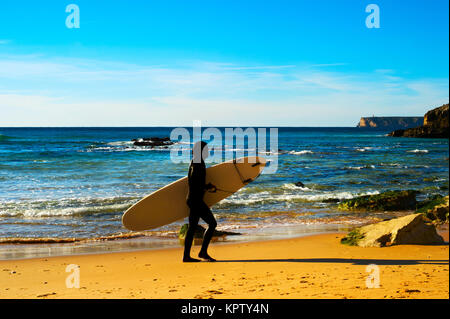 Surfer sulla spiaggia, silhouette Foto Stock