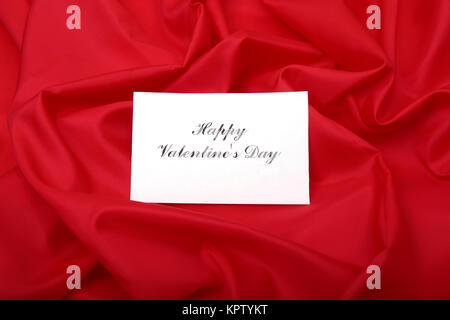 Blank biglietto di auguri su uno sfondo di colore rosso. Lasciato vuoto per la finestra di progettazione per aggiungere il proprio messaggio. Foto Stock