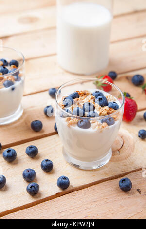 Nutrienti e salutari di yogurt con mirtilli e cereali Foto Stock