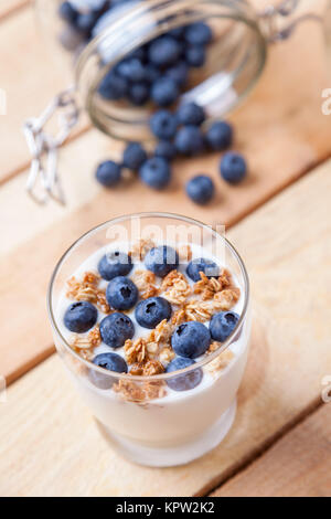 Nutrienti e salutari di yogurt con mirtilli e cereali Foto Stock