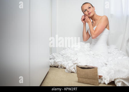 Bella Sposa ottenere pronto per il suo giorno di nozze Foto Stock