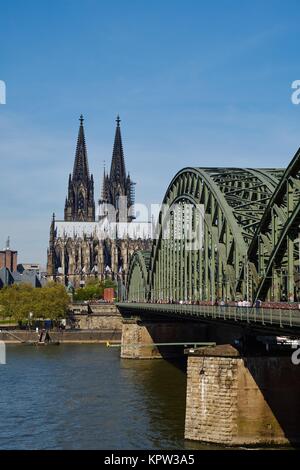 La cattedrale di Colonia e il ponte di Hohenzollern Foto Stock