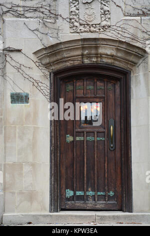 Di legno ad arco porta a un edificio dell'Università di Chicago campus. Foto Stock