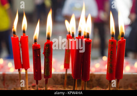 La masterizzazione di candela rossa al santuario cinese per rendere merito nel nuovo anno cinese festival. Pregate per il nuovo anno,illuminazione incenso al Buddha. Foto Stock