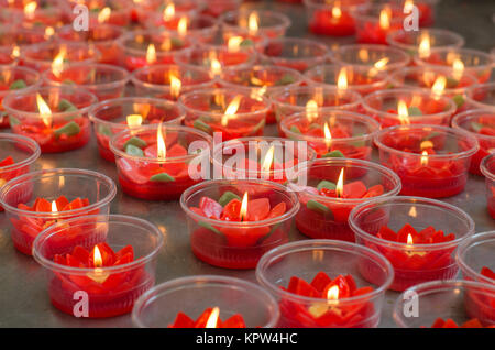 La masterizzazione di fiore rosso candela al santuario cinese per rendere merito nel nuovo anno cinese festival. Pregate per il nuovo anno,illuminazione incenso al Buddha. Foto Stock