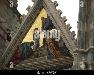 Siena - facciata del Duomo.Il più piccolo mosaico,la presentazione di Maria al Tempio, da Alessandro Franchi. Foto Stock