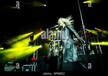 Milano, Italia. 15 Dic, 2017. Taylor Momsen della american hard rock band abbastanza temerario raffigurata sul palco come si esibiscono dal vivo all'Alcatraz Milano Italia. Credito: Roberto Finizio/Pacific Press/Alamy Live News Foto Stock