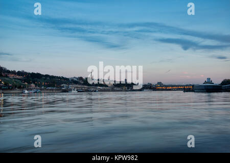 Il fiume Danubio con l'interno della città di Belgrado, Serbia Foto Stock
