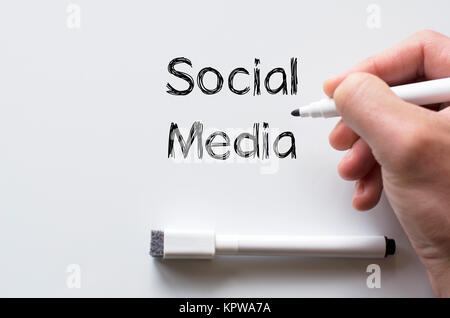 Social media scritto su whiteboard Foto Stock