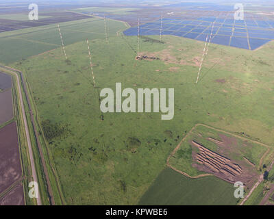 Antenne Antenne a onde lunghe la comunicazione tra le risaie inondate Foto Stock