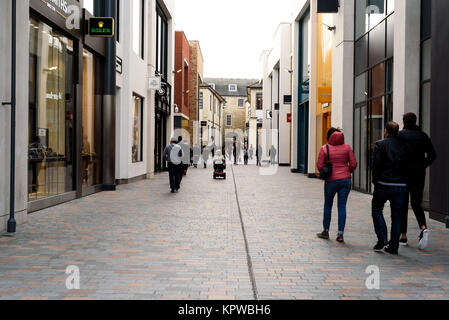 Gli amanti dello shopping durante le ore diurne a piedi attraverso la recente costruzione del Bond Street Foto Stock