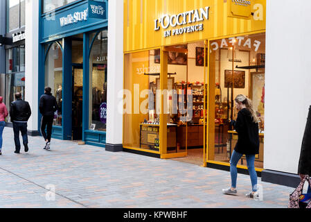 Gli amanti dello shopping durante il giorno passato a piedi un L'Occitane negozio di cioccolato in Bond Street Chelmsford Foto Stock