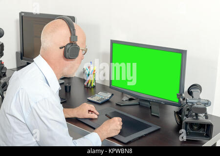 Editor video nel suo studio Foto Stock