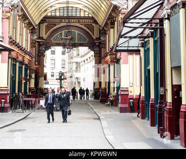 Due business man a piedi attraverso la parte interna del coperto mercato Leadenhall a Londra Foto Stock