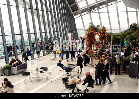 Le persone all'interno della visualizzazione del Sky Garden Cafe al trentacinquesimo piano di 20 Fenchurch Street a Londra Foto Stock