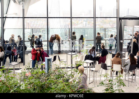 Le persone all'interno della visualizzazione del Sky Garden Cafe al trentacinquesimo piano di 20 Fenchurch Street a Londra Foto Stock