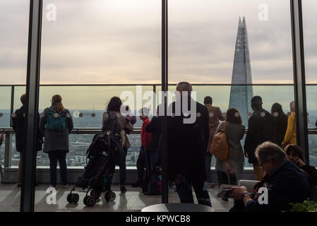 Le persone all'interno della visualizzazione del Sky Garden Cafe al trentacinquesimo piano di 20 Fenchurch Street a Londra Foto Stock