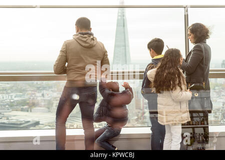 Le persone all'interno della visualizzazione del Sky Garden Cafe al trentacinquesimo piano di 20 Fenchurch Street a Londra Foto Stock
