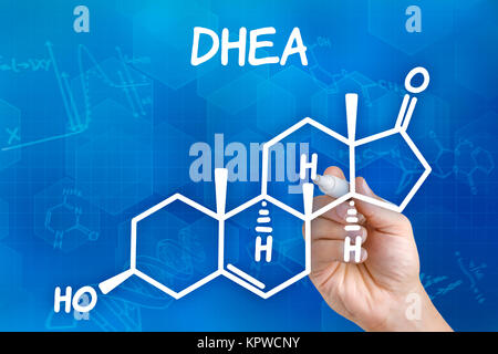 Mano con una matita disegna chimica formula strutturale di DHEA Foto Stock