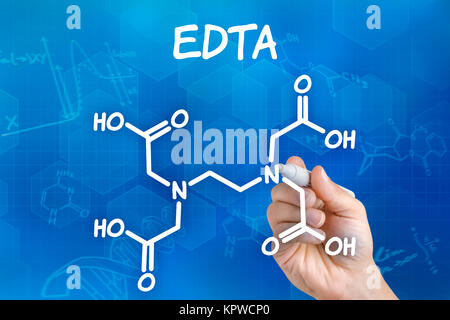 Mano con una matita disegna chimica formula strutturale di EDTA Foto Stock