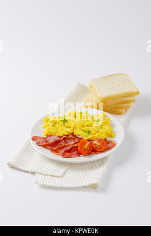 Uova strapazzate e bacon cotto Foto Stock