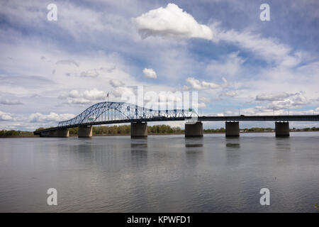 Nuvole Roll Fast passato Pioneer Memorial Bridge Columbia River Kennewick Washington Foto Stock
