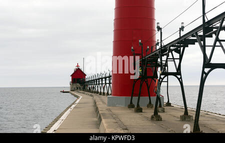 Doppi fari Grand Haven marcatori nautico sul Lago Michigan Foto Stock