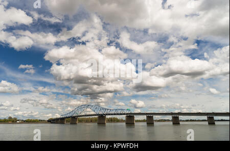 Nuvole Roll Fast passato Pioneer Memorial Bridge Columbia River Kennewick Washington Foto Stock