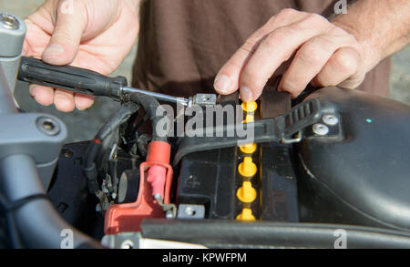 Installazione della batteria della moto Foto Stock