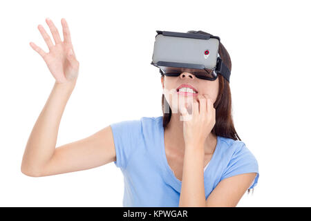 Guardare della donna con la realtà virtuale dispositivo Foto Stock