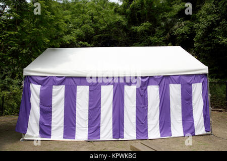 Grande tenda bianca per caso in un parco pubblico Foto Stock