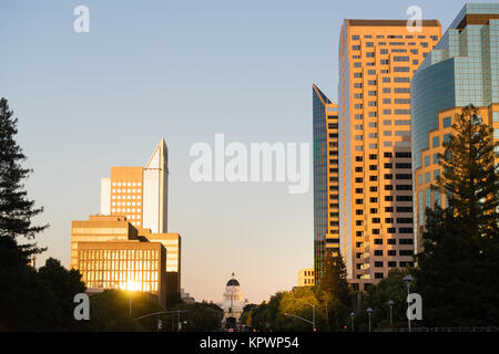 Il tramonto si riflette gli edifici centro di Sacramento in California capitale Foto Stock