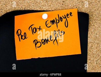 Prima delle imposte i benefici per i dipendenti scritto su carta arancione nota Foto Stock