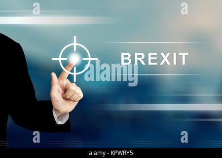 Mano di business facendo clic brexit o british pulsante Esci sullo schermo a sfioramento Foto Stock