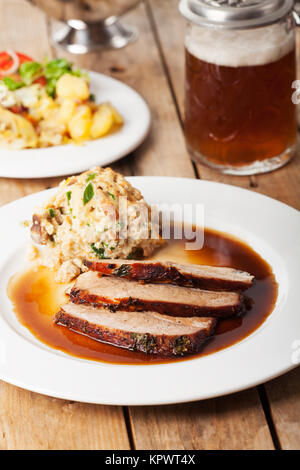 Bavarian arrosto di maiale con canederli Foto Stock