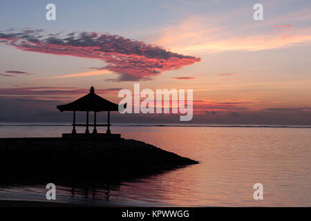 Tramonto sulla spiaggia di Sanur, Bali, Indonesia Foto Stock