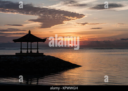 Tramonto sulla spiaggia di Sanur, Bali, Indonesia Foto Stock