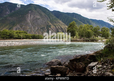 Fiume Chulyshman non lontano dal luogo dove Chulcha fiume scorre in esso. Altai repubblica, Russia. Foto Stock