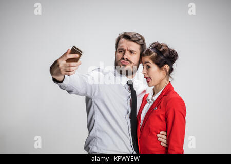 Due colleghi amici prendendo selfie con la fotocamera del telefono Foto Stock