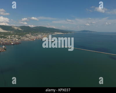 Vista superiore della baia Tsemess. Mol - edificio per arrestare le onde. Foto Stock