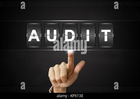 Mano di business facendo clic su audit su Flipboard Foto Stock