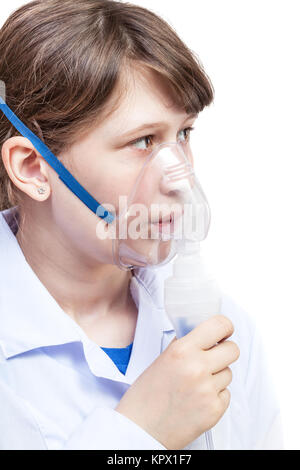 Ragazza respira con maschera facciale della moderna nebulizzatore Foto Stock