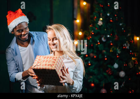 Uomo Natale dando presente alla sua ragazza Foto Stock