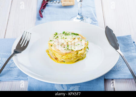 Cotta al forno baccalà con patate Foto Stock